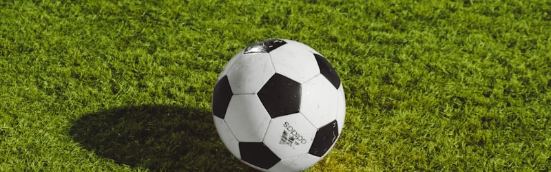 足球运动员在欧冠比赛中激烈拼抢的瞬间